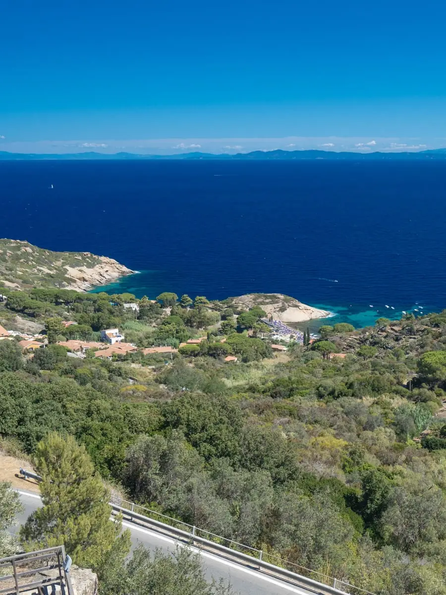 La costa del Giglio e il mare turchese visti dall'alto