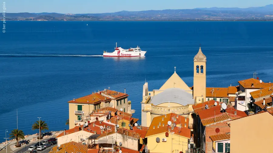 Porto Santo Stefano con il traghetto in partenza