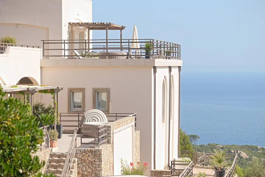 Le terrazze della villa sul mare