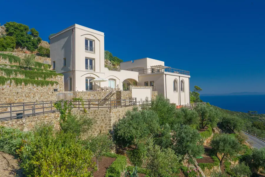 Villa Gioia tra i terrazzamenti, con il mare sullo sfondo